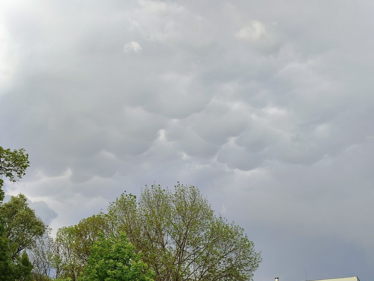 Vészjósló mammatus felhők gyülekeznek Eger felett. Felhőszakadás közeleg?