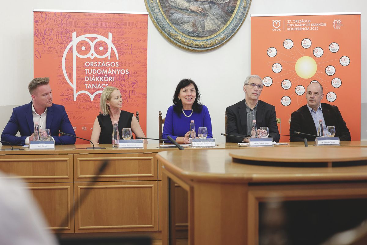 Dr. Bachmann Erzsébet, dr. Pajtókné dr. Tari Ilona, Csontó Lajos és Asztalos Bálint az Eszterházy Károly Katolikus Egyetem sajtótájékoztatóján Fotó: Huszár Márk