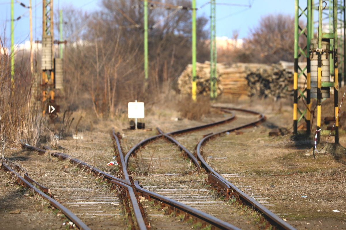 Azonosítatlan holttesteket találtak a síneken