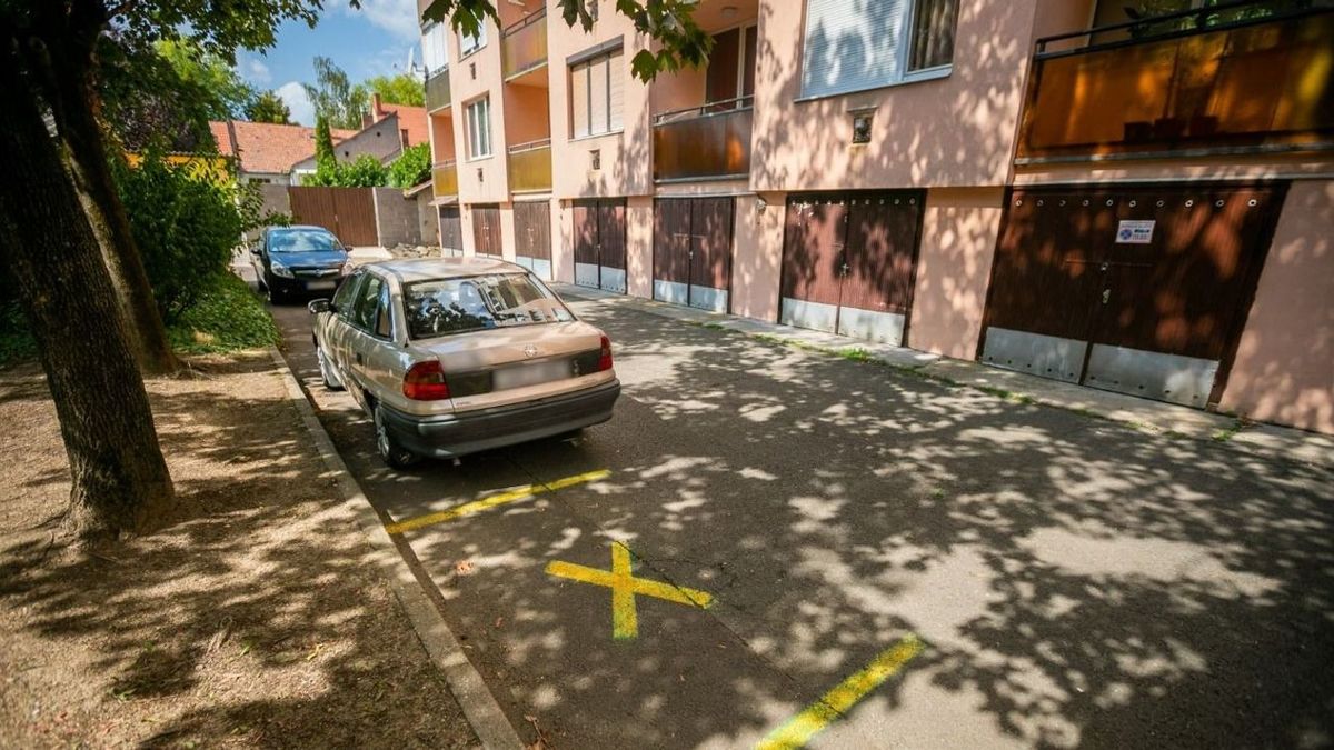 Parkolás Egerben: nincs hely, nem akar fizetni, ezért más garázsa elé áll