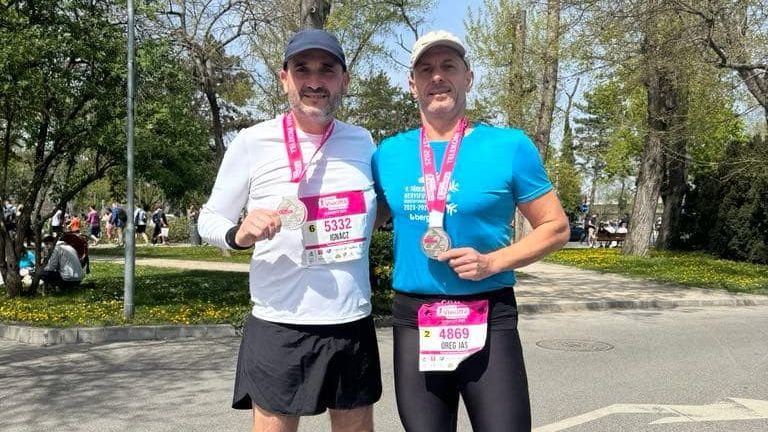 Ignácz Balázs (balról) és dr. Juhász Attila Simon a félmaraton lefutása után