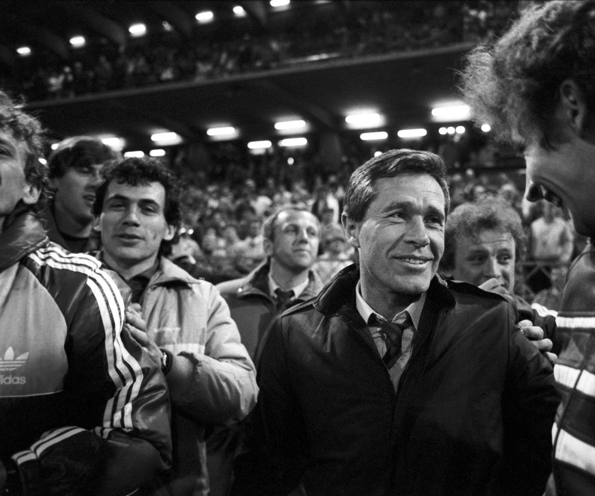 Az 1986-os világbajnokságon szerepelt szövetségi kapitány, Mezey György Bécsben, a VB selejtező lefújása után