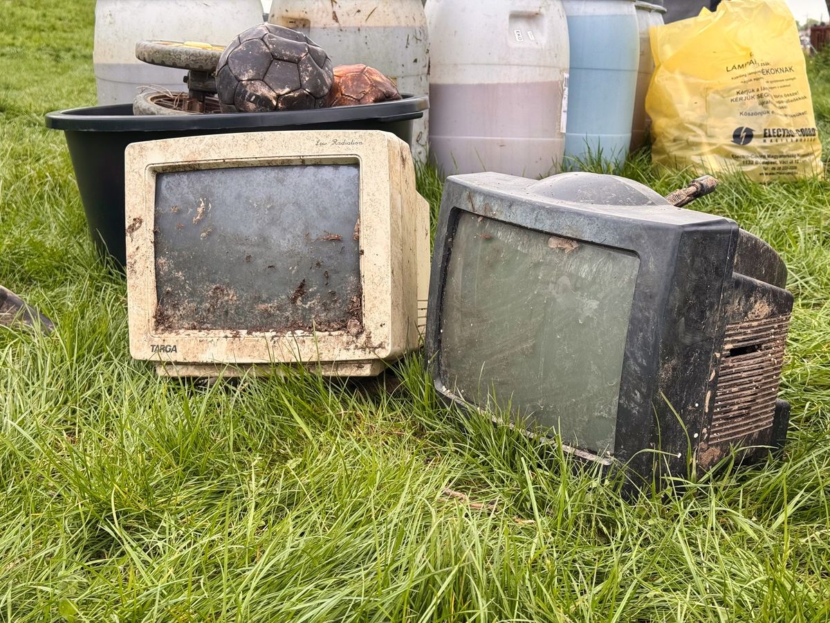 Íme a két monitor. Nem értjük. Fotó: SOS Tisza-tó.hu