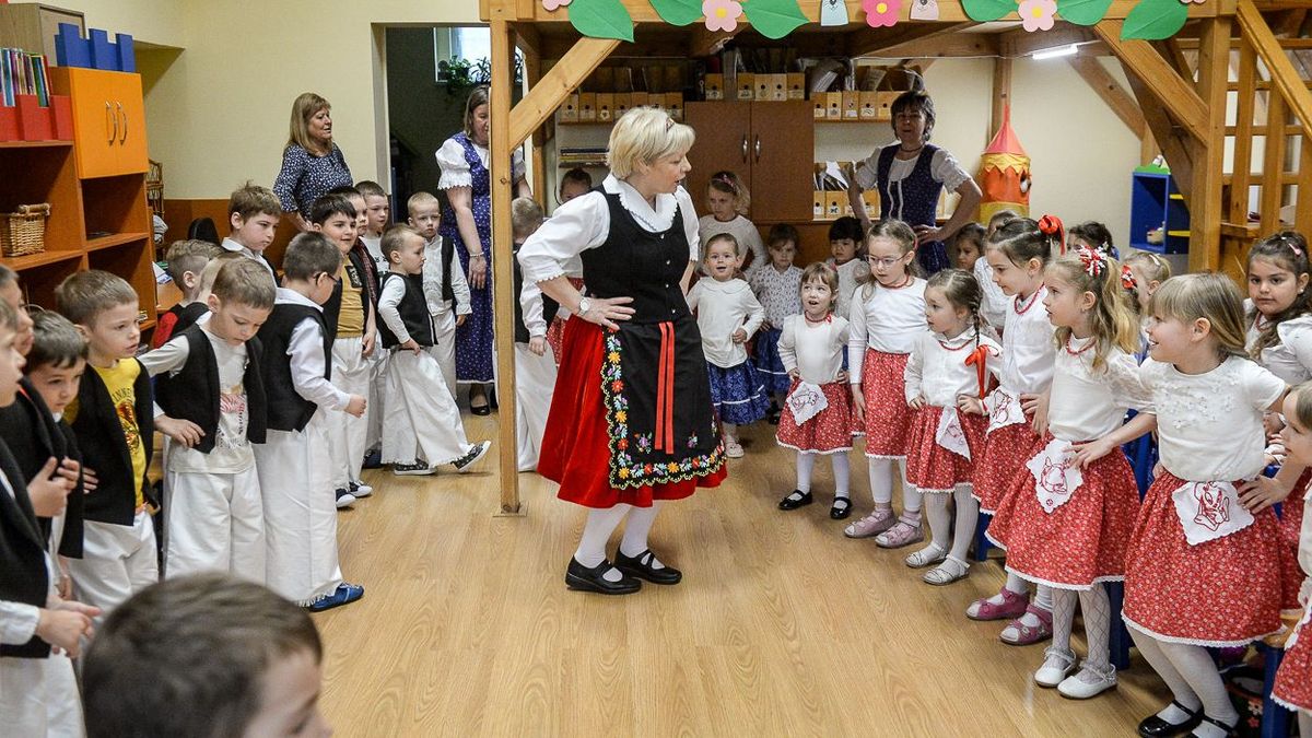 Gyöngyörű viseletet varrtak a gyerekeknek, öröm volt táncra perdülni benne