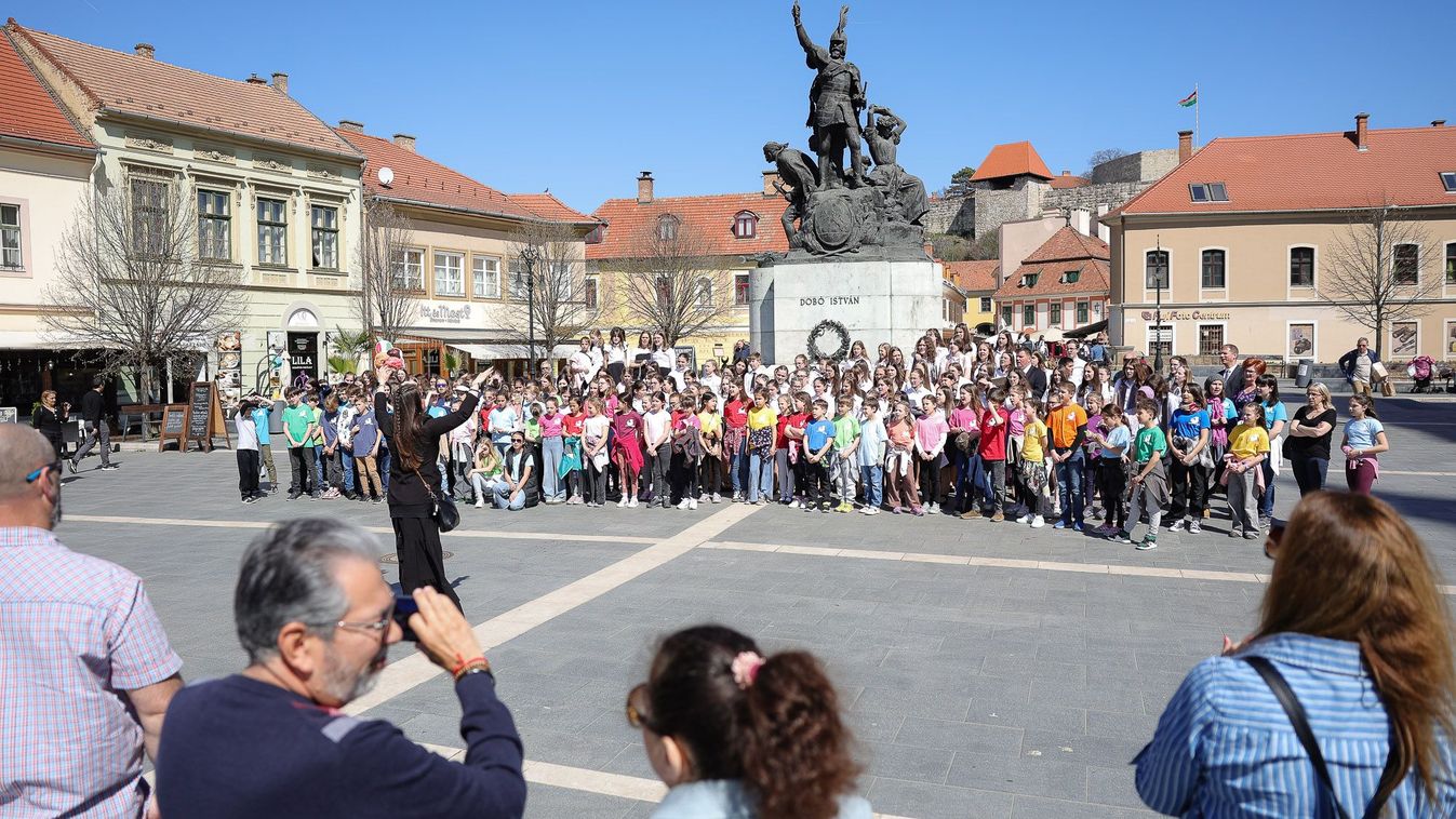Kivonult a térre az Éneklő Ifjúság