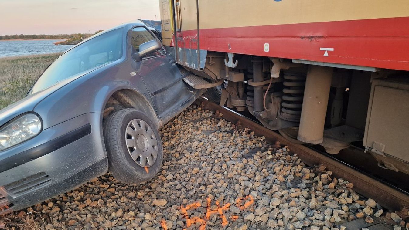 Felnyársalta a vonat az autót a poroszlói vasúti átjáróban + videó