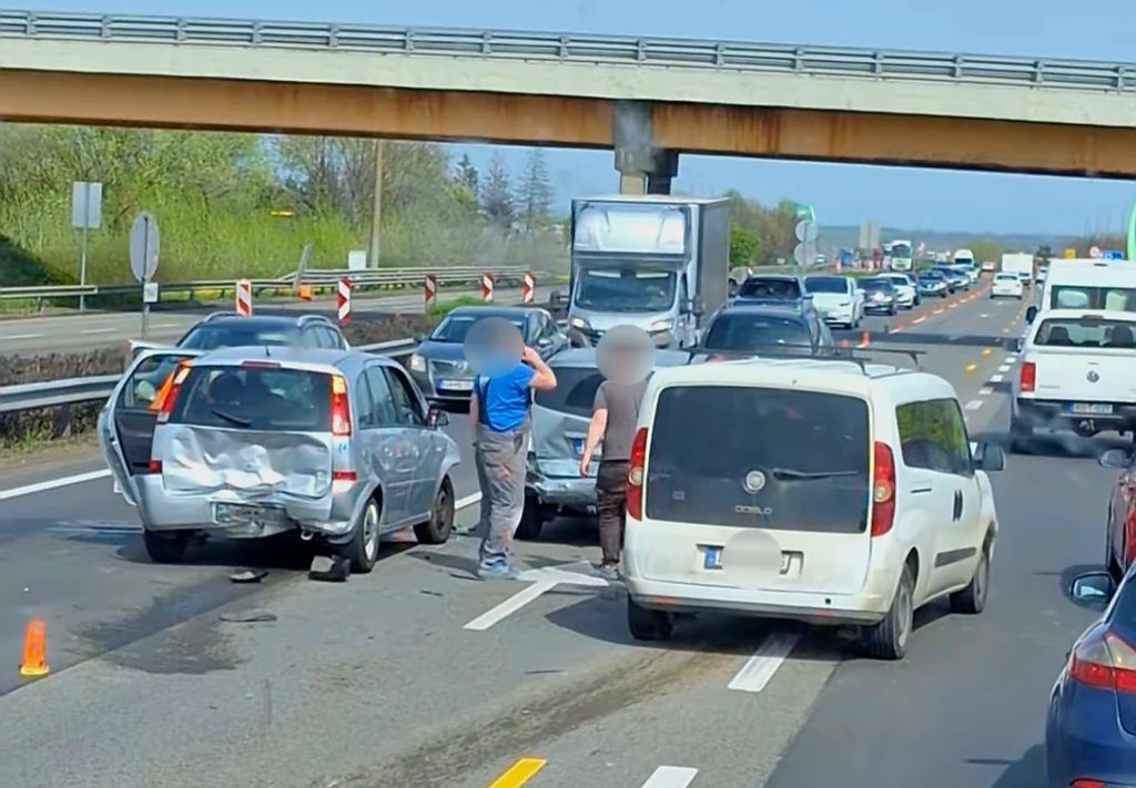 Baleset miatt kilométeres kocsisor torlódott fel az M3-as autópályán és a 3-as főúton
