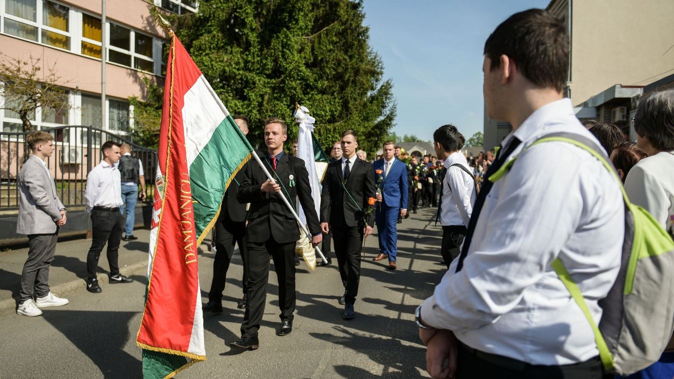 Virágba borult az iskola udvara Hatvanban is – így ballagtak a DISZI-ből