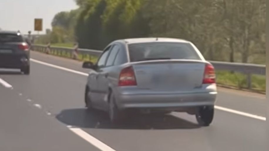 Az Opel bal oldala erősen sérült, a bal első kereke pedig szó szerint gumi nélkül, a felni a betonon csúszva tette meg az útját – mindezt az M3-as autópályán...