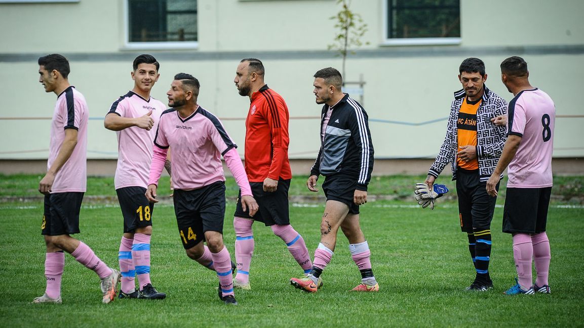 Az RFC-Átány játékosai (jobbról a harmadik Csík Ervin) idő előtt kellett hogy levonuljanak a pályáról