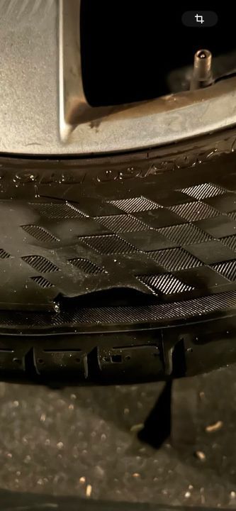 Rongálás Egerben: Szétvágta a kerekét az autónak, íme Fotó: beküldött