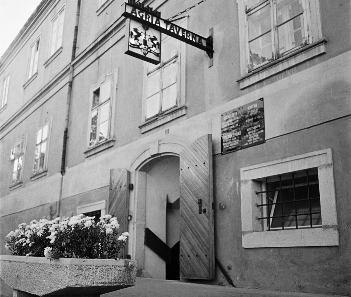 A Taverna 1974-ben rövid időre bezárt