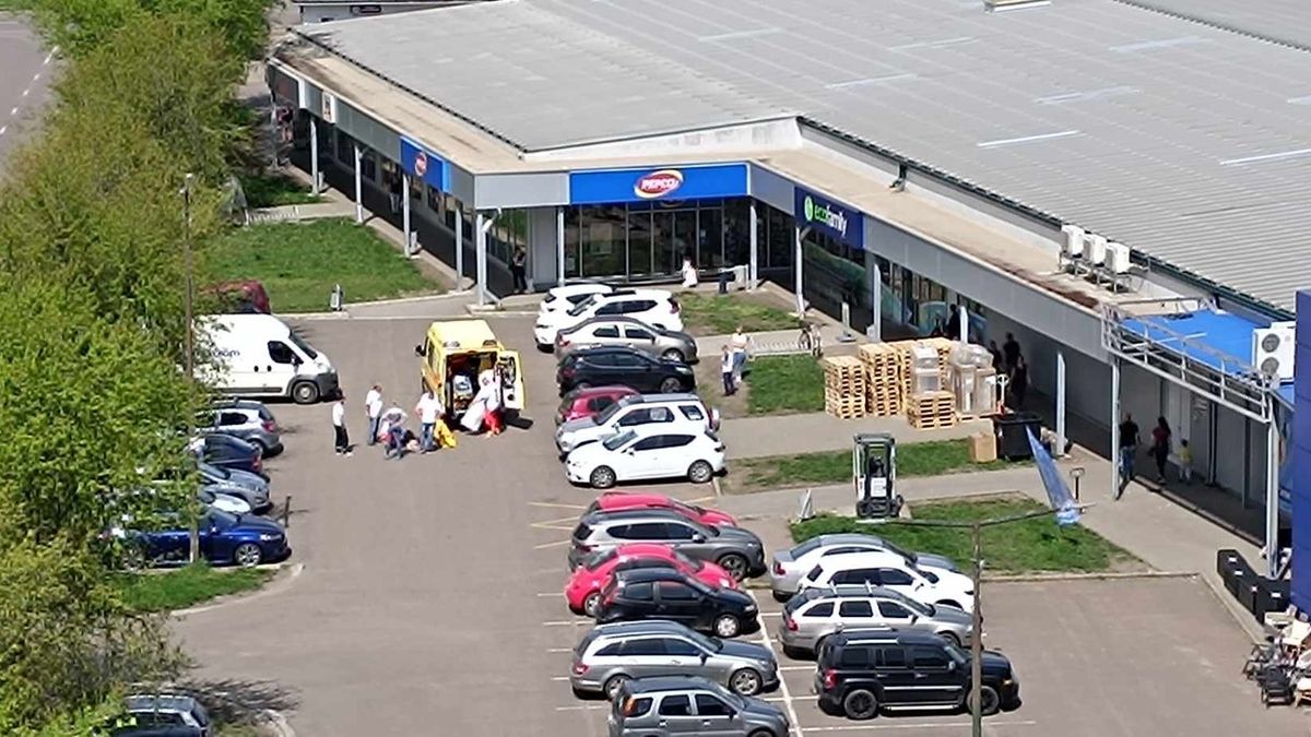 A mentők segítségére volt szükség a Jysk előtt
