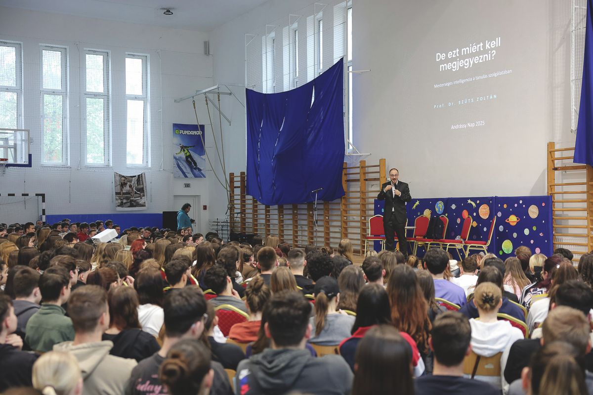 Prof. Dr. Szűts Zoltán előadását hallgatják a diákok az Andrássy-napon
