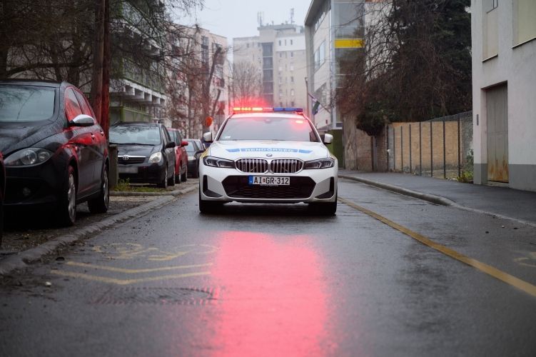 Egy kismama és férje beragadtak az M3-as autópálya reggeli dugójába, miközben a szülés megindult, a rendőrök siettek a segítségükre.