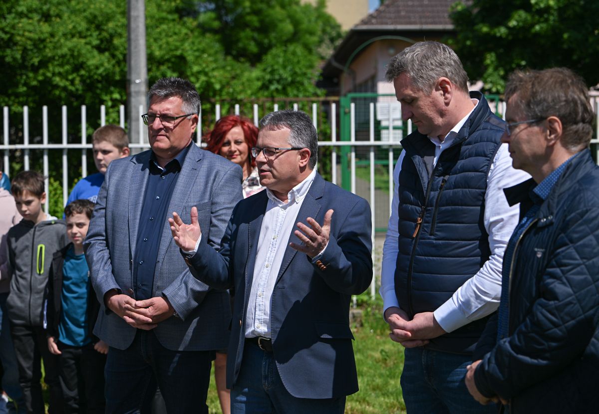 a madarak és fák napja előtti pénteken ültettek fát a Balassiban Foró: Gál Gábor/heol.hu