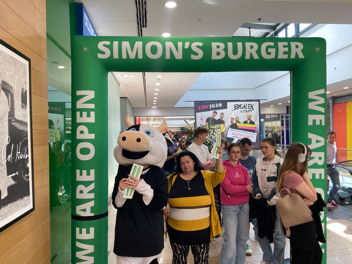 Hatalmas tömeg az egri Simon's Burger megnyitóján, akadt, aki már reggel 8-tól várt