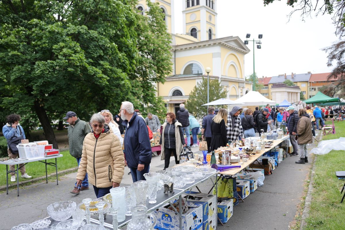 A hideg, szeles idő sem tántorította el a régiségvásárra érkezőket