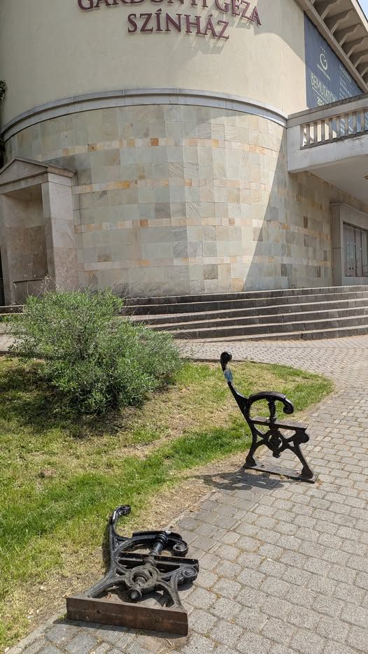 Padot loptak az egri színház elől