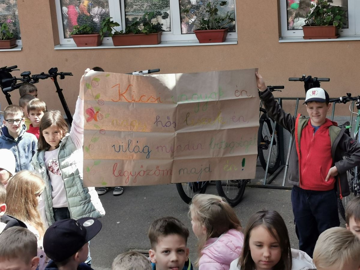 A súlyos betegséggel küzdő kisfiúért szurkolnak a diákok és a tanárok
