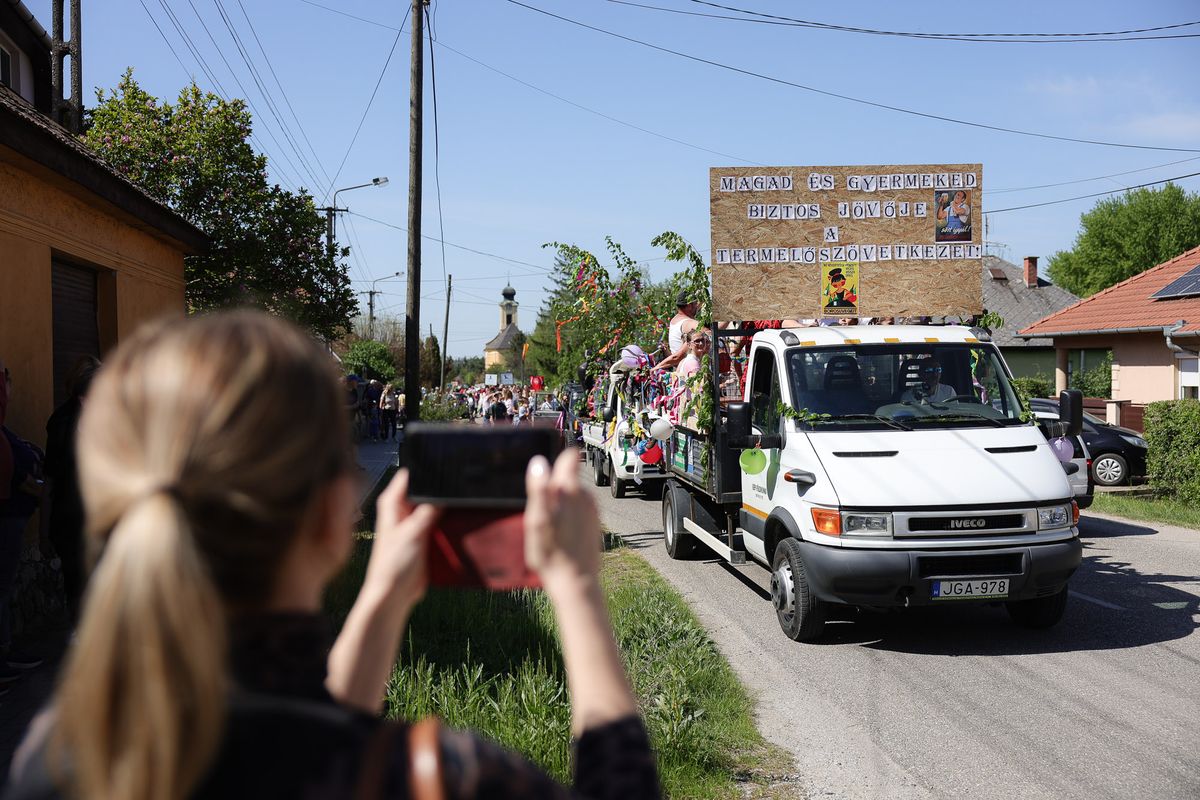Ha majális, akkor Felsőtárkány. Sokan kísérték a menetet Fotó: Huszár Márk