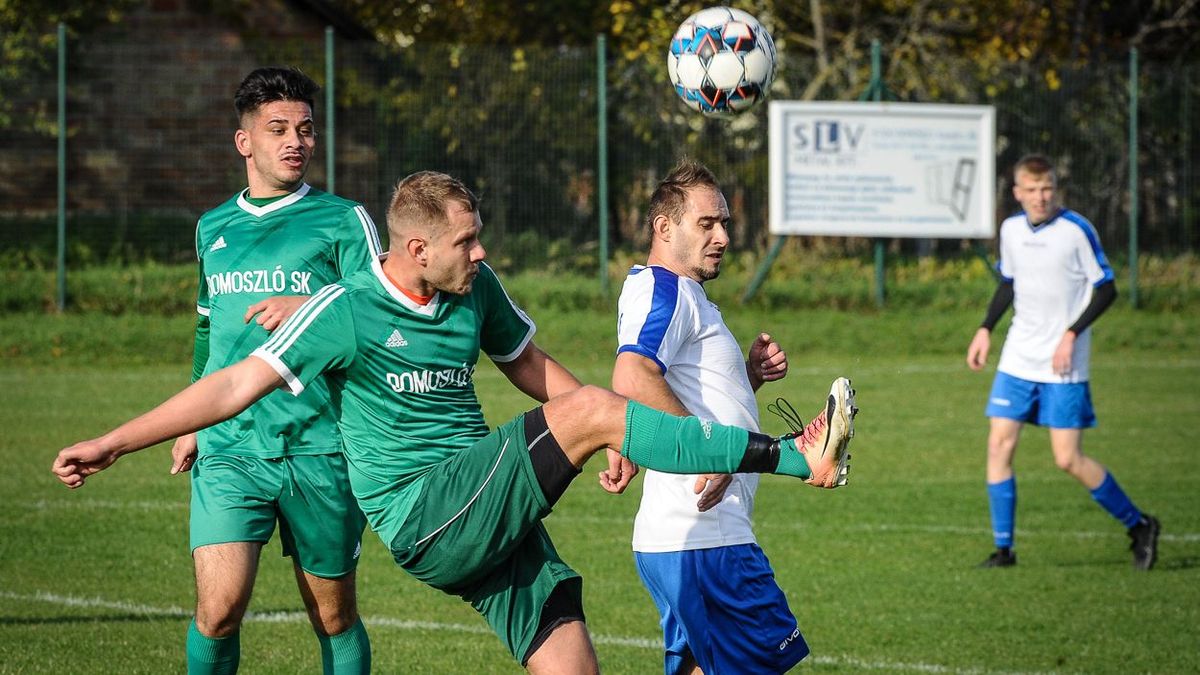 Ősszel a nagyrédeiek (jobbról) 2–2-es döntetlent játszottak Domoszlón