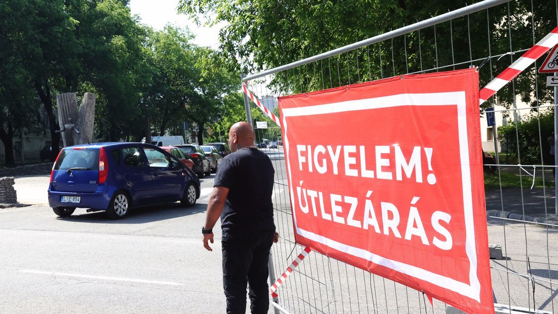 Teljes útzárra kell számítani Eger egyik utcájában. A fotó illusztráció.