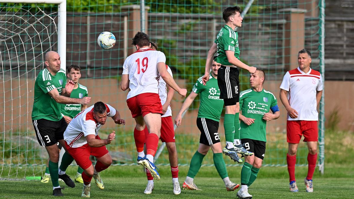 A gyöngyöshalásziak (zöld mezben) a hevesieket fogadják
