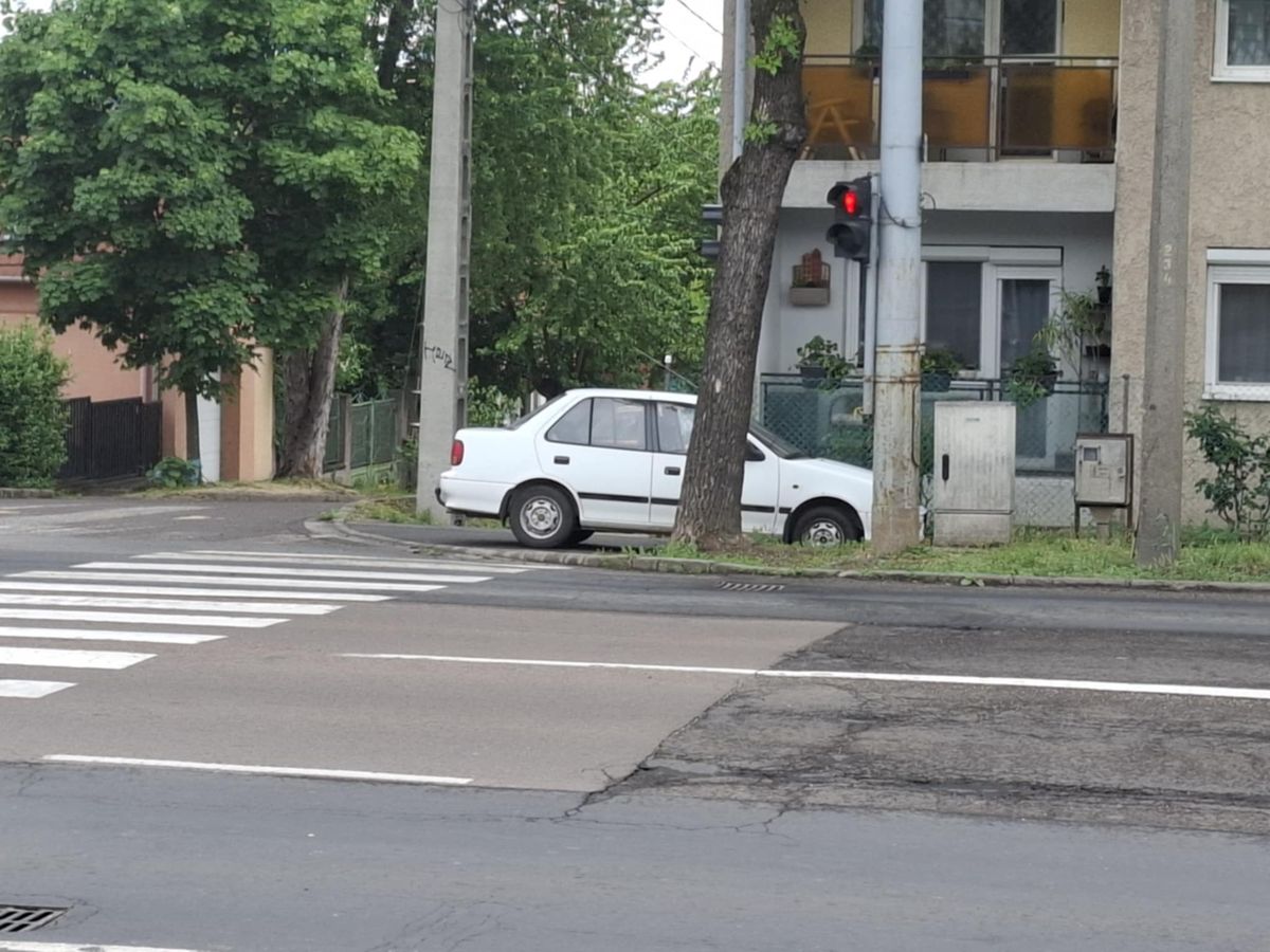 Hhétfő reggel Egerben – pofátlan parkolás a járdán Forrás: Beküldött fotó