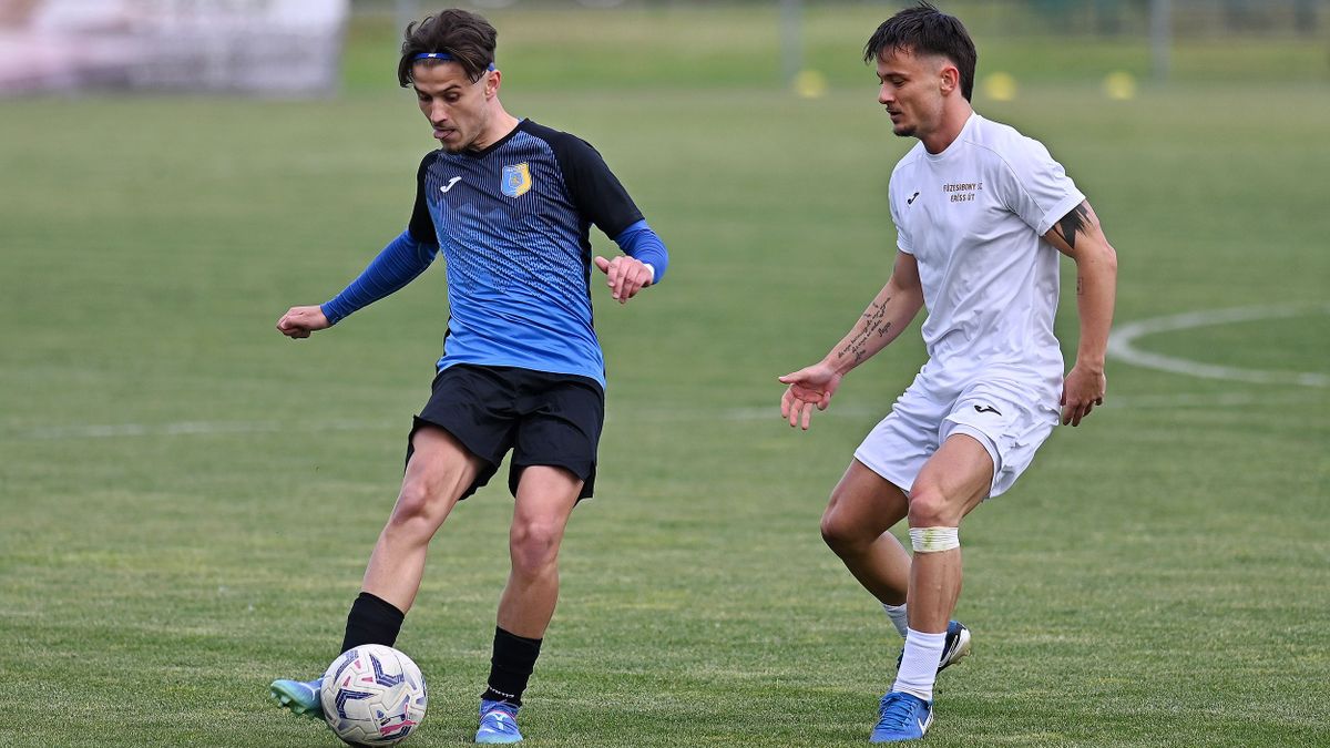 Kitl Krisztián (FC Hatvan, balról) és Hajnal Gergely (Füzesabony) csapata közül vajnon melyik marad NB III.-as?