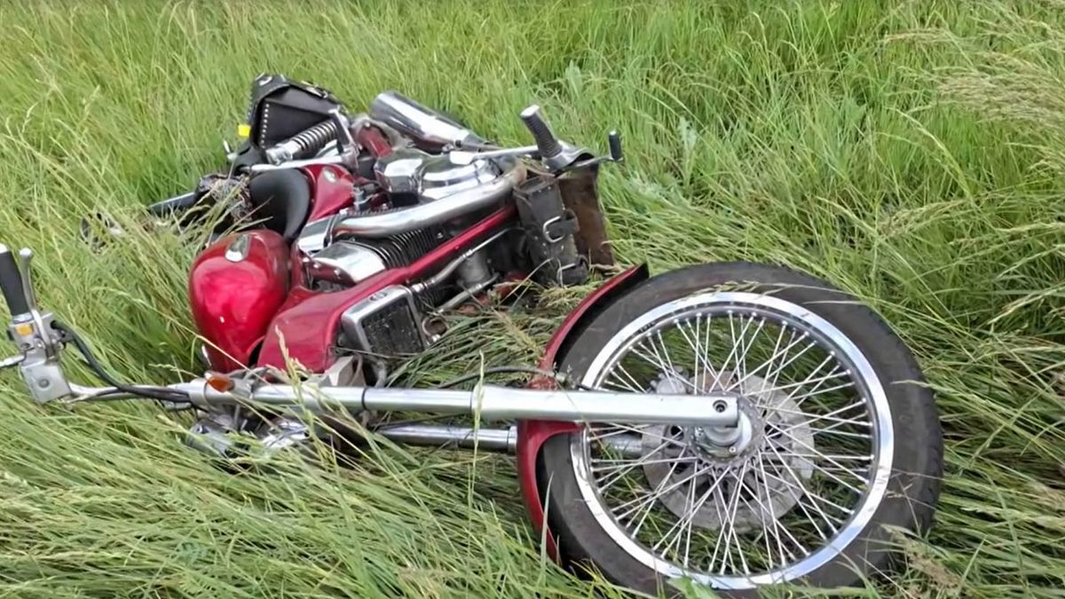 Az M3-as halálos baleset áldozatának motorja a szalagkorlát mögötti füves területen landolt