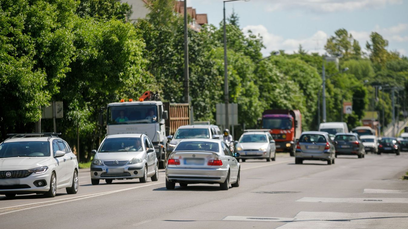 Ezt a parkolást már tényleg nem értjük – vajon búcsúban lőtte a jogsiját?