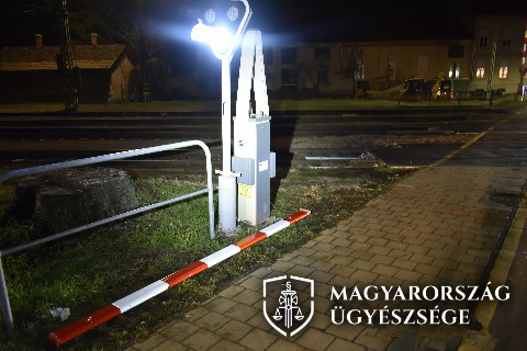 Letört sorompó: Egy férfi gondatlanságból letörte a félsorompót a vasúti átjárónál Egerben.