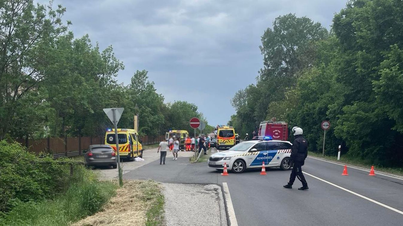 Frontális karambol történt Besenyőtelek és Poroszló között - A helyszínre mentőhelikopter is érkezik + fotók, videó