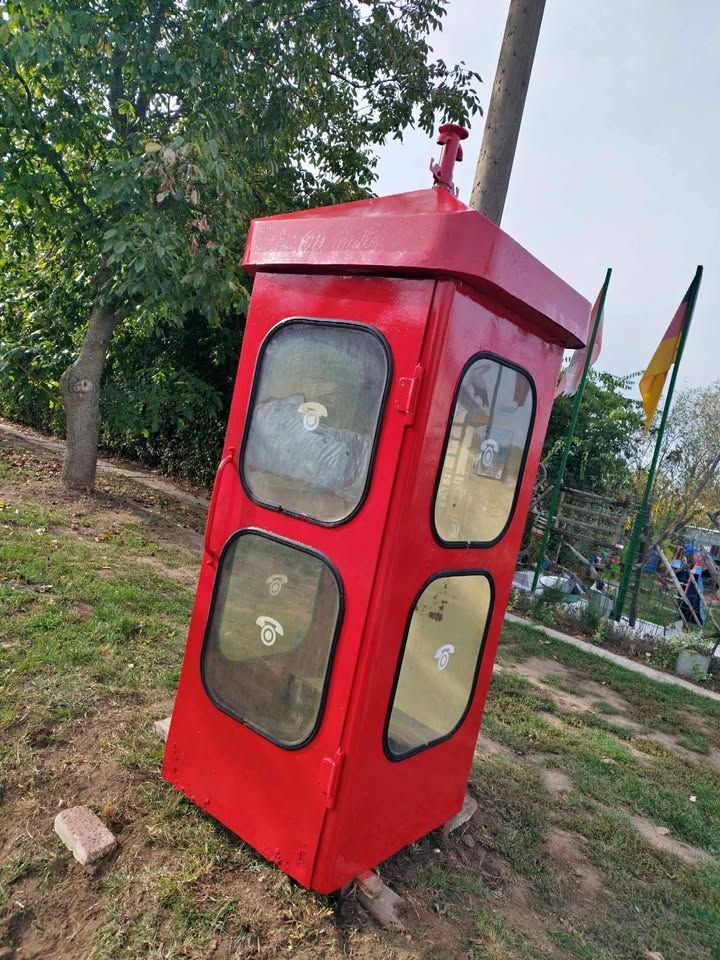 Retró telefonfülke eladó a Tisza-tónál