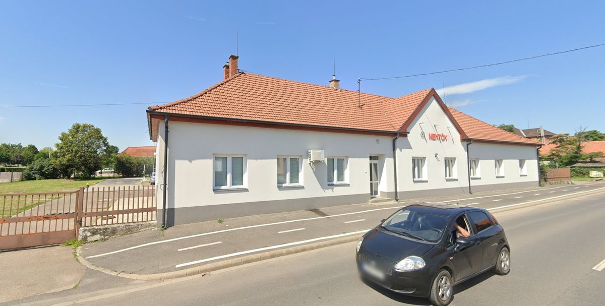 Gázolás: az édesapa erre a mentőállomásra hozta az elütött kislányt, akinek az életét azonban már nem tudták megmenteni.