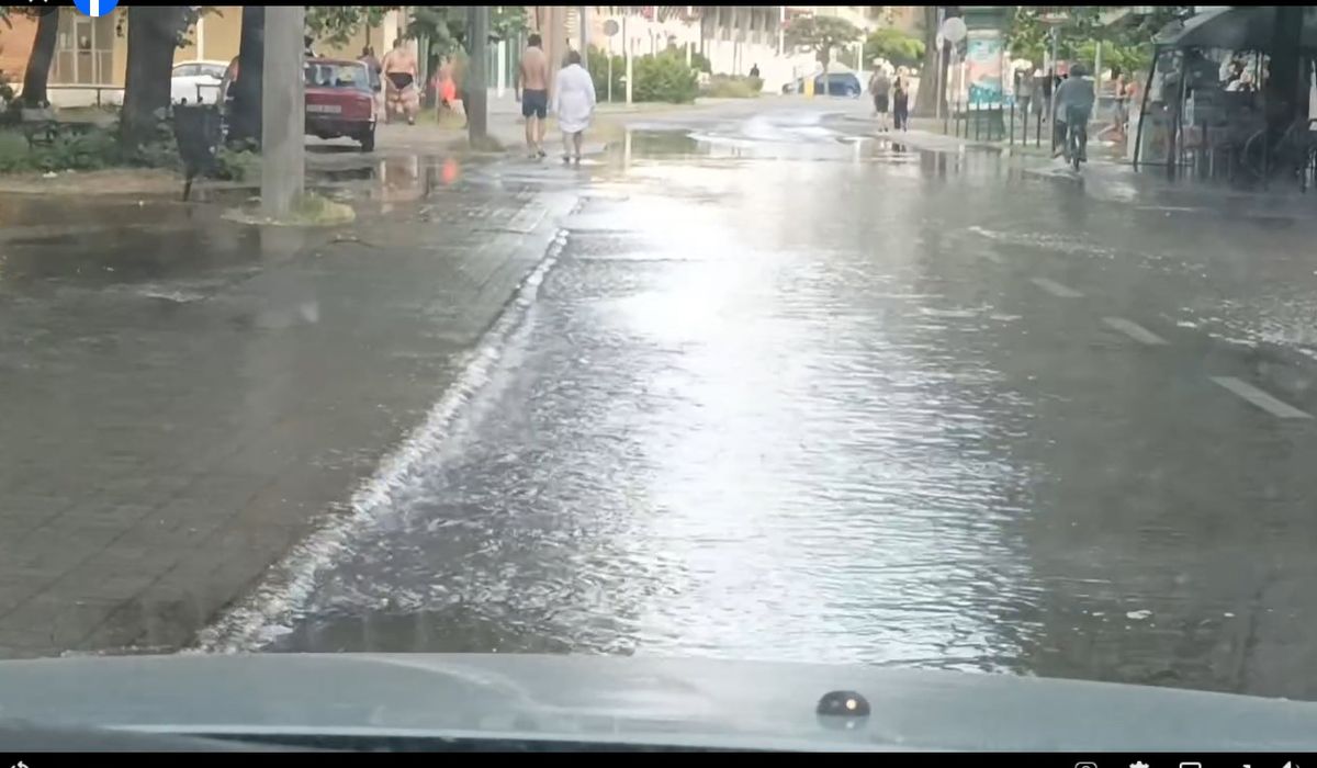 Csőtörés miatt víz alá került a Klapka utca egy része a Petőfi térnél.