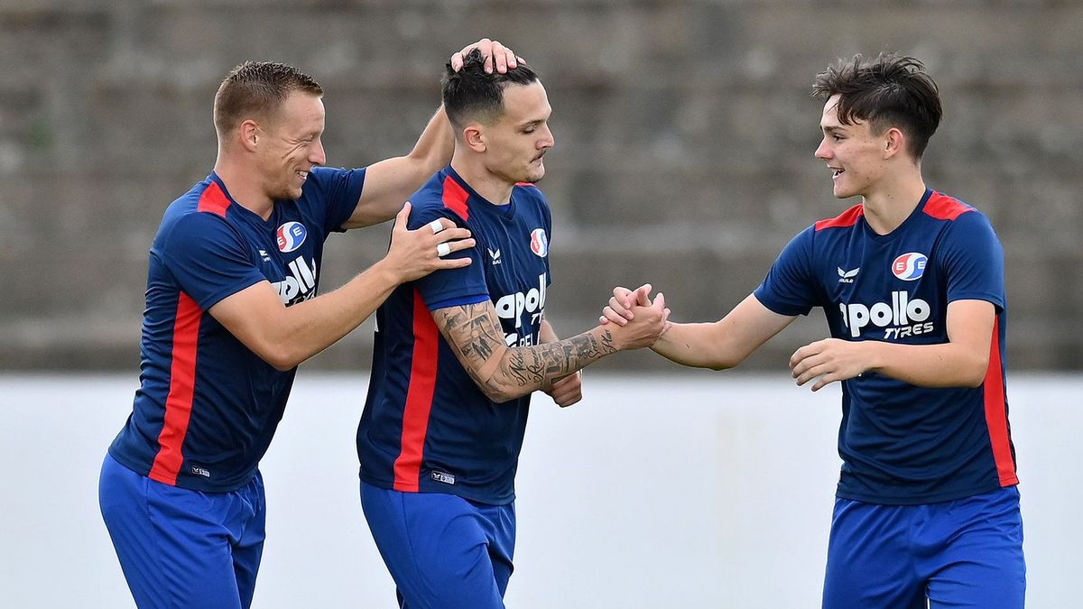 Az Eger SE játékosai 19 bajnoki és egy kupagól után köszönhették Tóth Levente Milánt (középen) a találat szerzőjeként