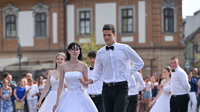 Lenkeys ballagók táncoltak a Dobó téren