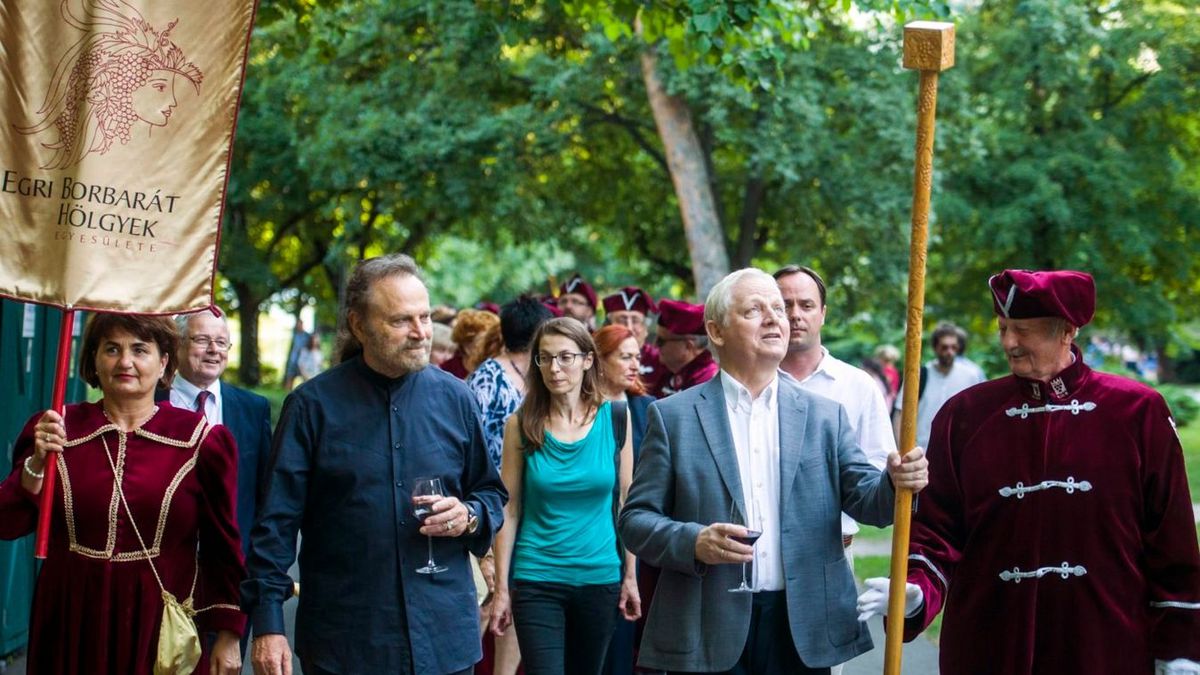 Franco Nero herendi porcelánnal táért haza, korábban Egerben járt a bikevér ünnepen Forrás: Komka Péter/MTI