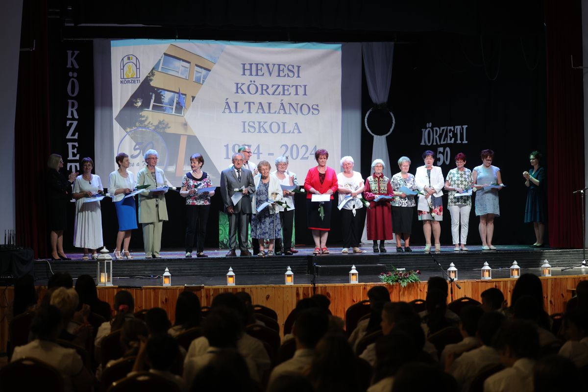 Heves ünnepelt: az iskola ötvenéves, a nyugdíjas pedagógusokat is köszöntötték Fotó: Huszár Márk