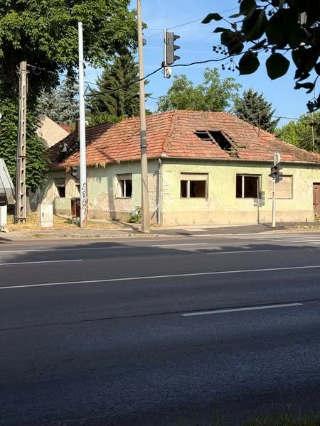 Lebontották a Petőfi utcai romos ingatlan Egerben.