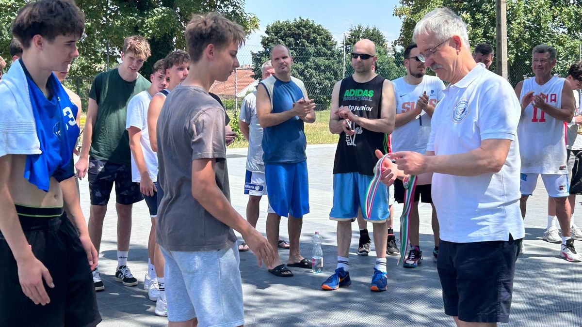 A 3x3-as torna érmeit Szeleczki János (jobbra) adta át