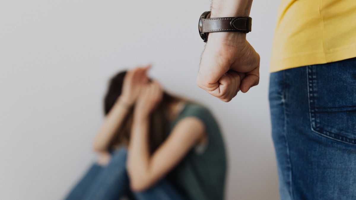 Féltékenység, bántalmazás, vádemelés: kapcsolati erőszak egy Heves megyei településen