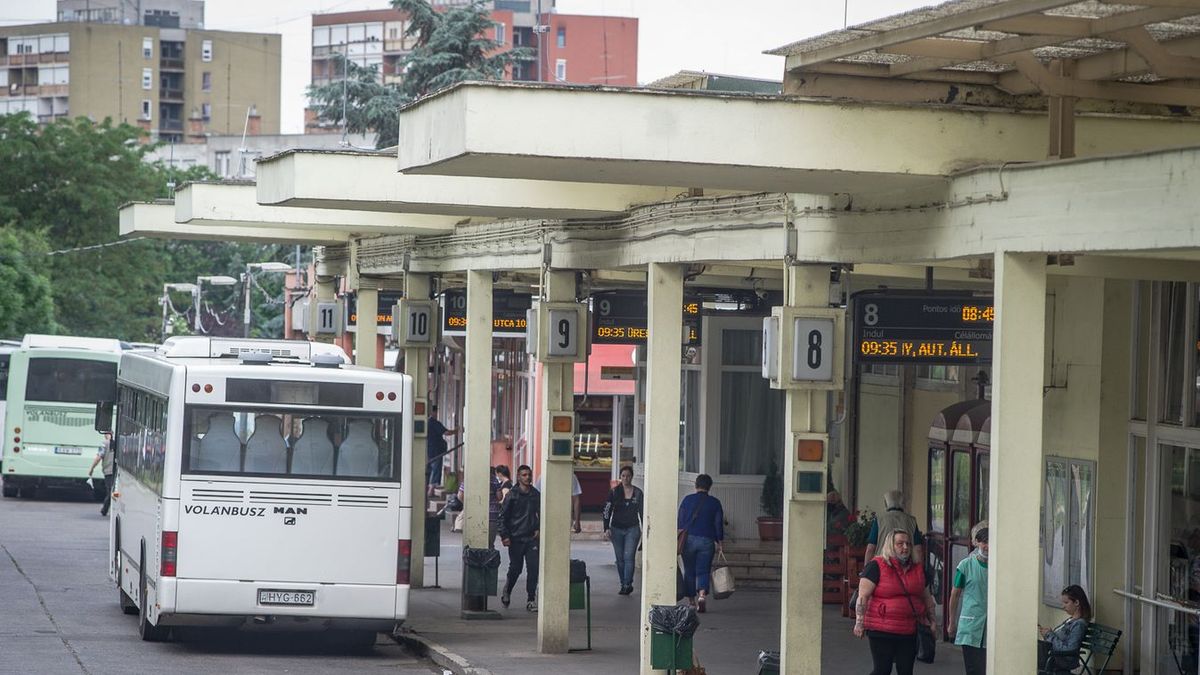 Mára kinőtte magát a belvárosból a gyöngyösi buszpályaudvar