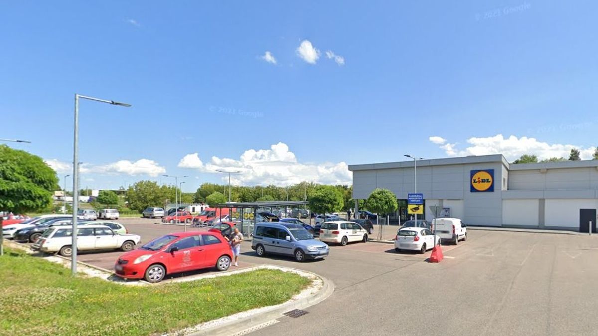 Masszív bénázás az egri Lidlnél – döbbenetes fotón a hiba, amilyet tanulóvezető nem csinál