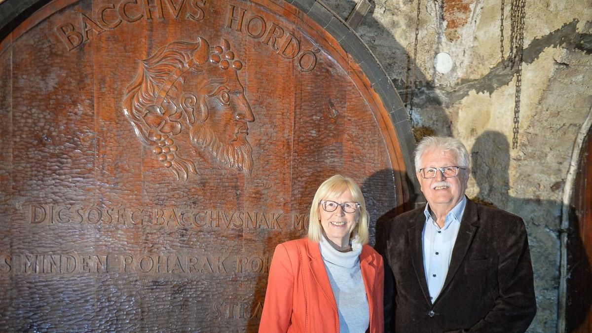A pinceborozó része, ahol Csépány Erzsébet és Csépány József állnak, valószínűleg minden negyves pluszos gyöngyösi és környékbeki számára ismert