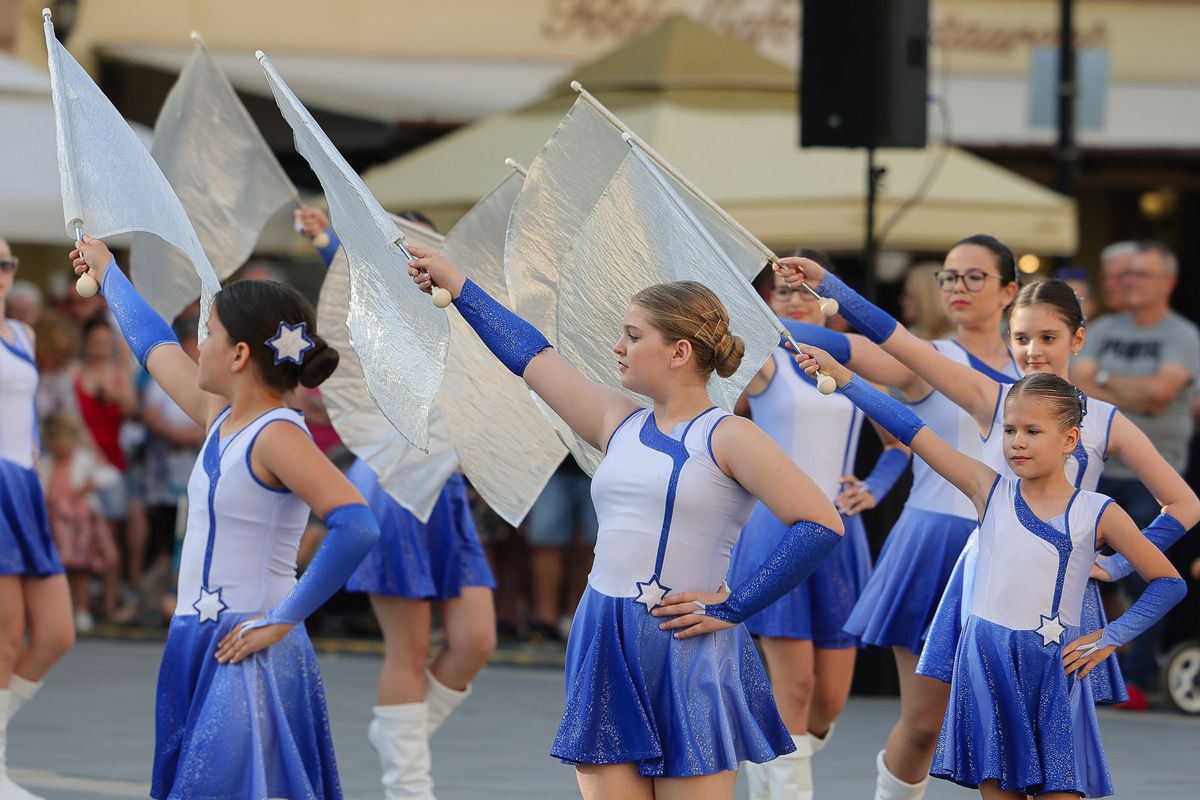 Az Egri Majorette Egyesület nyárindító show-ja a Dobó téren.