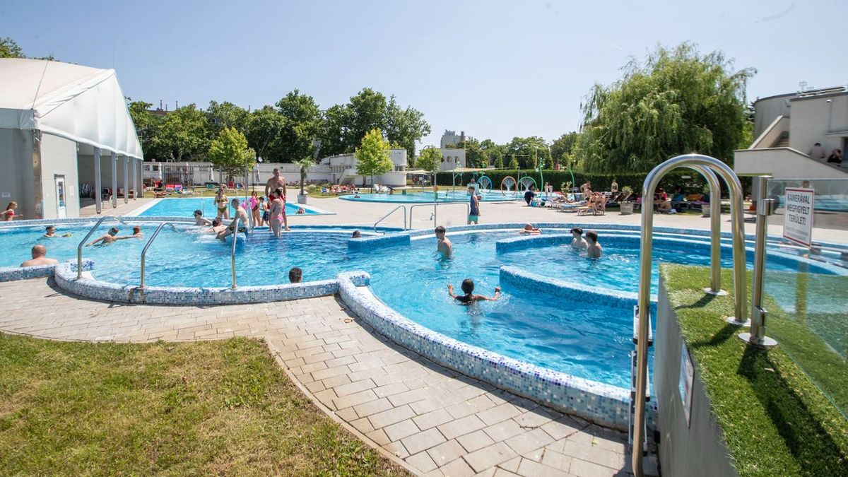 A kisfiút a parazita egy fürdőben támadhatta meg