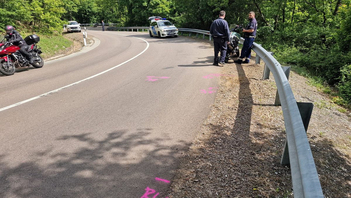 A motoros balesetekben elhunyt társaik emlékére szerveztek megemlékező túrát pünkösd vasárnapján. Képünkön egy korábbi baleseti helyszín látható.